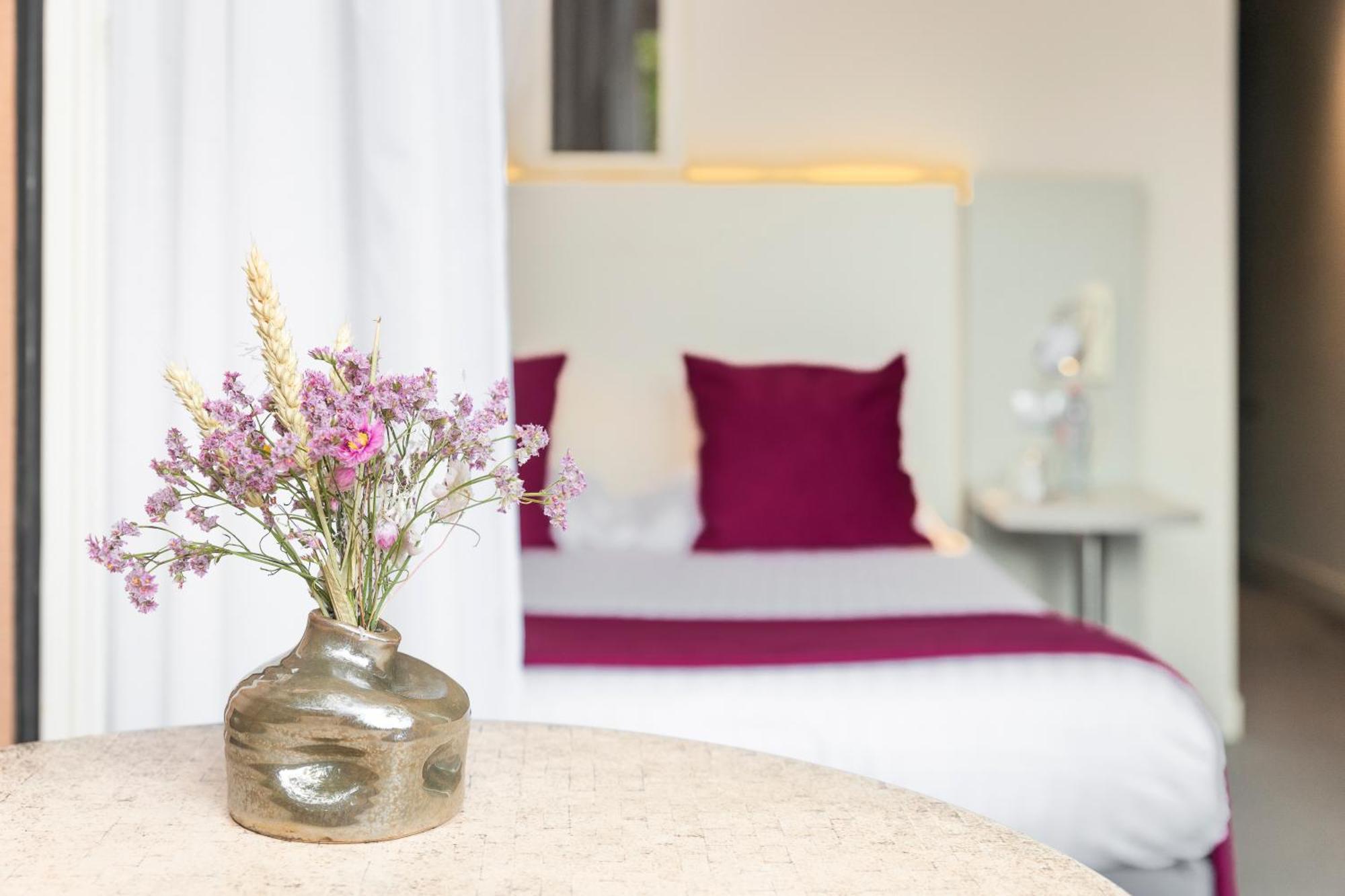 Le Carre D'Alethius Logis Hotel Restaurant Charmes-sur-Rhone Экстерьер фото